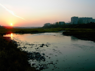 Река Турья на закате с видом на город