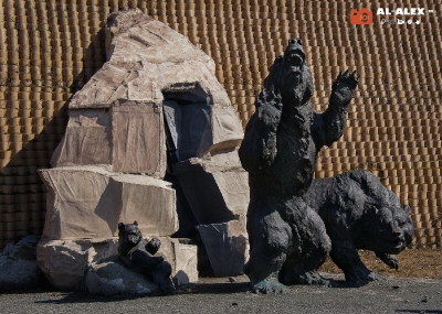 Скульптурная группа «Медведи» (Ханты-Мансийск)